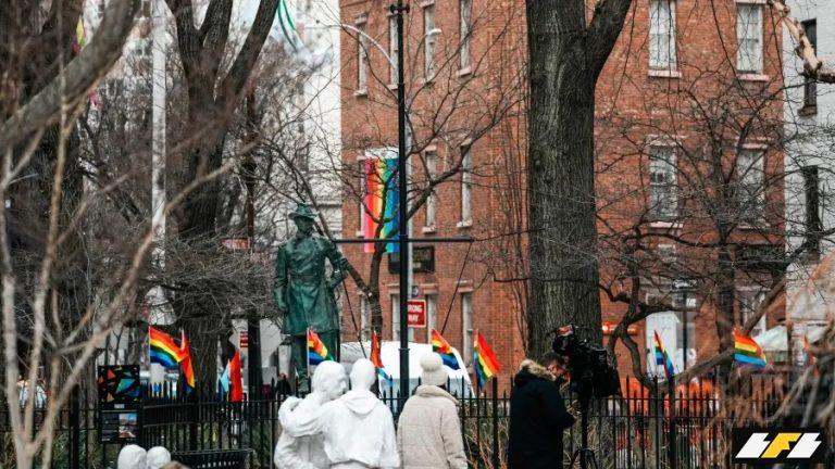 o-monumento-nacional-de-stonewall-berco-do-movimento-pelos-direitos-lgbtq-apos-as-autoridades-removerem-a-bandeira-do-orgulho-do-local-em-greenwich-village-nova-york-1770772146743_v2_900x506
